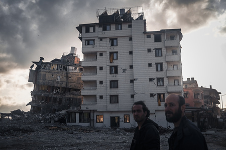 In an area where the debris has been removed, damaged buildings are still waiting to be demolished. It has been 2 months since the earthquake on February 6th, 2023. In the Harbiye District of the Defne district of Hatay, earthquake victims are trying to return to normal life.