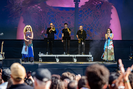 The duo singers of ANAVITÓRIA, Ana Caetano and Vitória Falcão perform at Primavera Sound Porto 2025.