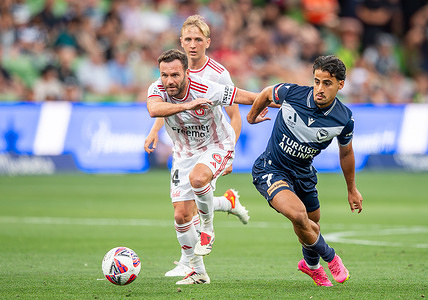 Western Sydney Wanderers' Juan Mata (L) and Melbourne Victory's Daniel Arzani (R) seen in action during the A-League game between Melbourne Victory FC and Western Sydney Wanderers FC at AAMI Park. Final score: Melbourne Victory 2-2 Western Sydney Wanderers