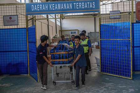 Officers remove the bodies of the victims of the KKB shooting from the cargo terminal at Halu Oleo airport. On December 5, three motorcycle taxi drivers who worked in the Penggung Bintang area in Papua were allegedly shot dead by the Nason Mimin-led armed criminal group (KKB). These victims are La Usu, Amanzani alias La Aman, and La Tari, residents from Southeast Sulawesi. Another three victims survived the attack after they got rescued by the residents in Penggung Bintang. The police are still investigating the case; however, they claim it is related to KKB due to the previous unrest in the area in September. The victims' bodies are transported to their hometowns for burial on December 8.
