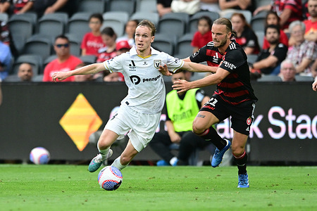 Jake Hollman (L) of the Macarthur FC and Jorrit Petrus Carolina Hendrix (R) of the Western Sydney Wanderers FC seen in action during the A-League 2023/24 season round 10 match between Western Sydney Wanderers FC and Macarthur FC at CommBank Stadium. Final score; Western Sydney Wanderers FC 3:1 Macarthur.