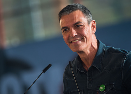 Spanish Prime Minister and Socialist Party leader Pedro Sanchez is seen delivering a speech as he takes part in a rally. Spanish Prime Minister Pedro Sánchez joined María Jesús Montero and former Prime Minister José Luis Rodríguez Zapatero at a campaign rally in Andalusia attended by thousands of supporters, marking the start of the regional election campaign. The vote is set for May 17, with polls suggesting the People’s Party (Spain) could secure an absolute majority.