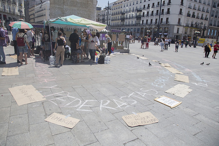 View of the Camping Feminismo Sol while organizing the protest.
After the great demonstration against the release of La Manada yesterday, a group of women decided to camp in the Puerta del Sol to demand justice in all cases of gender violence or rape, against patriarchal justice and against masochism.