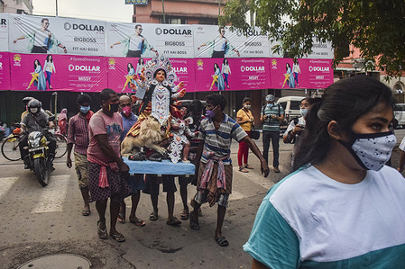 Devotees carrying an idol of Goddess Durga.
Durga puja is one of the most popular festivals celebrated in West Bengal and particularly in Kolkata, In honour of Goddess Durga the period of Navaratri. It is celebrated for 10 days, however starting for 6th and 9th day, the Puja is celebrated in full phase.