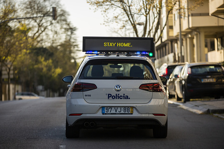 A police car seen with a sign advising people to stop the coronavirus by staying at their homes in the city of Porto.
The Minister of Health, Marta Temido, announced this Monday the first death in Portugal due to the coronavirus, 80-year-old man who died in the early afternoon at Hospital de Santa Maria.