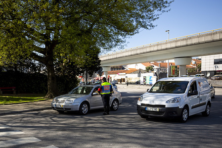 A police officer questions a driver about his destination and the reason for his departure during the state of emergency in Porto.
In the city of Porto, there are already several police agents monitoring who goes out on the street following the new rules defined by the Government, after the declaration of a state of emergency due to the threat of the coronavirus pandemic.