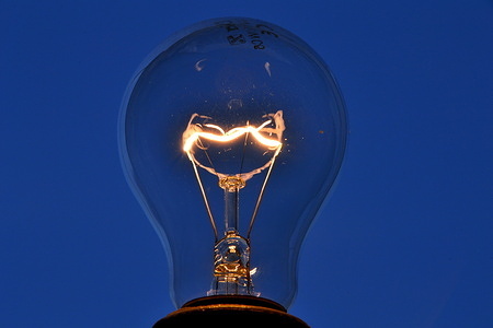 In this photo illustration an incandescent electric bulb lit against a background of the evening sky.
An increase in electricity prices of at least 2% should be decided in January 2021, in France.
