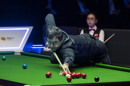 Current world champion and world number one English player Ronnie O'Sullivan (C) seen in action during the fourth quarter-final match of Hong Kong Masters snooker tournament against Hongkonger Ng On Yee (R). 
Final score; Ronnie O'Sullivan 5:0 Ng On Yee.