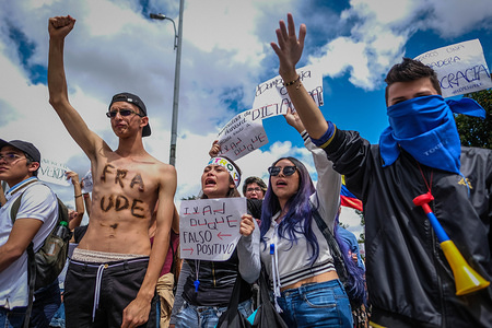 A group of young people protest against fraud in some formats of vote counting in the last presidential elections of Colombia.
After the presidential elections in Colombia on May 27, some alterations have been found in the formats of vote counting. The total numbers of votes have been altered to give more votes to certain candidates. On May 31, a march was organized to demand that the National Registry of Colombia act in this regard.