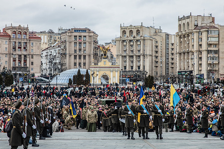 Mourning ceremony on Independence Square in Kiev to legendary Ukrainian hero Da Vinci. Commemoration ceremony for Ukrainian officer and legendary hero of Ukraine Dmytro Kotsiubaylo, codename "Da Vinci", on Independence Square. Kotsiubaylo was killed in a battle near Bakhmut in the Donetsk region, three days ago. Thousands of people came to pay their last respects to Da Vinci. In particular, President Vladimir Zelenski arrived to pay his last respects to the Hero.