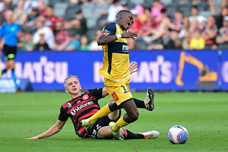 Ángel Yesid Torres Quiñones (R) of the Central Coast Mariners and Oscar James Moncrieff Priestman (L) of the Western Sydney Wanderers FC seen in action during the 2023–24 A-League Men's season round 11 match between Western Sydney Wanderers FC and Central Coast Mariners at CommBank Stadium. Final score; Central Coast Mariners 1: 0 Western Sydney Wanderers.