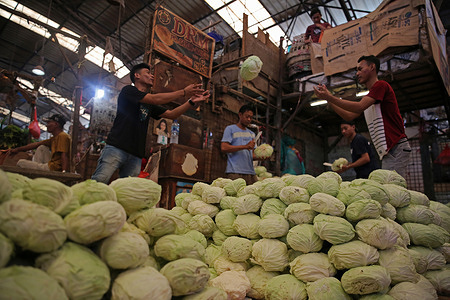 Vegetable traders display their produce at a traditional market in Jakarta.
Bank of Indonesia cut its forecast for the country's economic growth in 2021 from 4.8-5.8 percent range to 4.3-5.3 percent range.