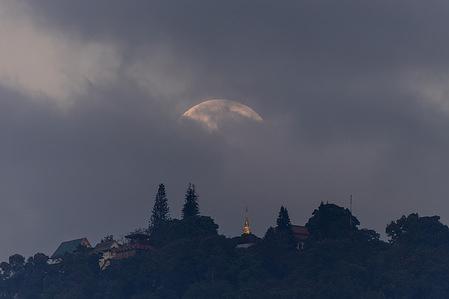 The full moon, known as the “Snow Moon,” rises above Wat Phra That Doi Suthep in Chiang Mai Province, northern Thailand, before gradually setting beyond the horizon in the early morning hours. The February full moon marks the second full moon of the year and is traditionally referred to as the Snow Moon in international lunar naming customs.