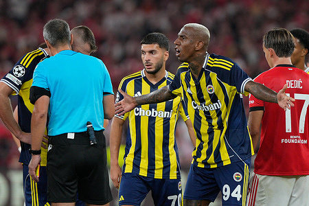 Talisca (Anderson Souza Conceicao) of Fenerbahce SK (R) reacts during UEFA Champions League 2025/26 Play-offs 2nd leg between SL Benfica and Fenerbahce SK at Estadio da Luz. Final score SL Benfica 1 : 0 Fenerbahce SK (Benfica qualified for the UEFA Champions League (UCL) main draw).