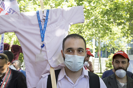 A protester against asbestos deaths in the Madrid Metro.
Unions of the Madrid Metro protest in front of the Madrid Assembly against asbestos and the recent death of a worker and demand the resignation of Carabantes.