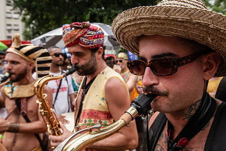 Band members playing their instruments during the Carnival Block Party. The Carnival block Party is formed by more than 100 drummers such as Monobloco, Quizomba, and Bangalafumenga. Inspired by the corny rhythms of cheesy Brazilian singers Wando, Reginaldo Rossi, and Sidney Magal, Fogo e Paixão Block is one of the warmest blocks in Rio de Janeiro. The rhythms are xote, ciranda, coco, funk, maracatu, and e samba. It is joined by over 2,000 people annually, who dance and sing to celebrate at Largo São Francisco de Paula, downtown Rio de Janeiro.