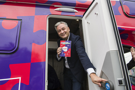 Robert Biedron, former leader of Wiosna (Spring) party presents the program of the New Left (Nowa Lewica). 
A press conference of the New Left (Nowa Lewica) was held in Warsaw - a new political party formed from the coalition of the Democratic Left Alliance (SLD) and the Spring party (Wiosna). Leaders Wlodzimierz Czarzasty and Robert Biedron presented the program of the New Left party, and then set off in a camper to Poland for social consultations.