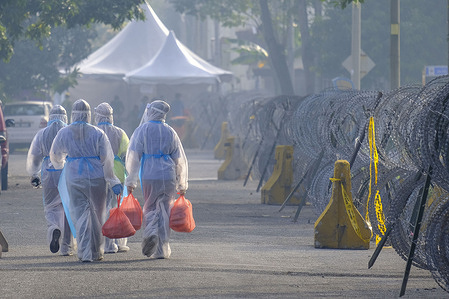 Volunteers wearing protective suits distribute food to the Top Glove workers during the lockdown.
Food distribution by volunteers at Top Glove workers’ hostel after it had been locked down. Selangor has recorded its highest number of Coronavirus infection with 603 positive cases and most of the cases involve the Top Glove workers.