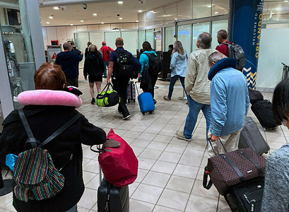 Travelers are seen arriving on a flight at Orlando International Airport two days after Christmas. 
Due to flight crew shortages as a result of the COVID-19 Omicron variant and due to other reasons, 760 flights to, from or within the US were canceled, and another 930 were delayed on December 27, 2021.