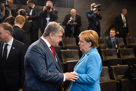 Ukrainian President Petro Poroshenko (L) and German Chancellor Angela Merkel (R) during NATO military alliance summit in Brussels.