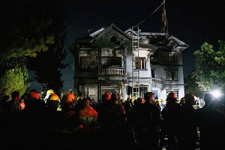 Firefighters are working hard to douse the fire at a trekking company in Kapan, Kathmandu. The fire broke out in a building occupied by Elite Exped, the trekking company founded and run by famous Nepalese mountaineer Nims Purja (Nirmal Purja). Several oxygen cylinders exploded, leaving three people dead, according to the Metropolitan Police Office in Kathmandu. The fire was apparently caused by an electrical short circuit. Firefighters took two hours to bring the blaze under control.