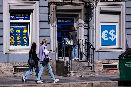 A woman enters a currency exchange office. On June 12, the United States, on behalf of the Ministry of Finance, introduced blocking sanctions against Russia, and specifically against the Moscow Exchange and its member group, the National Clearing Center (NCC). The inclusion of companies in the SDN list actually means isolation from the dollar system, so exchange trading in the dollar and euro in Russia has ceased. Secondary sanctions included individuals and legal entities from China, Belarus and other countries. The policy of sanctions pressure on the Russian Federation is directly related to the special military operation carried out by Russia against Ukraine. The US Treasury itself, which introduced restrictive measures, called the goal of the new sanctions package the desire to limit the access of the Russian military-industrial base to software and IT services. The Central Bank of Russia announced that transactions with the dollar and euro will continue on the over-the-counter market, despite the suspension of exchange trading in these currencies on the Moscow Exchange. People after the news about the cessation of trading in the dollar and euro on the Moscow Exchange en masse lined up at currency exchange offices, some points are already selling dollars for 100 rubles or more. Large queues were noticed in St. Petersburg, but the excitement quickly subsided. At the moment, the situation with exchangers is calm.