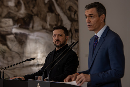 Spanish Prime Minister Pedro Sánchez (R) and Ukrainian President Volodymyr Zelensky (L) discuss their meeting at the Moncloa Palace.