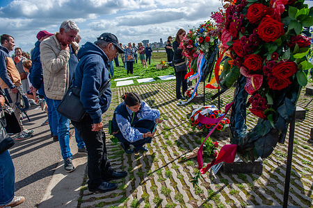 People are taking photos of the wreaths. At the Waal Crossing Memorial, a solemn ceremony commemorated the heroic crossing of the Waal River by American soldiers of the 82nd Airborne Division during Operation Market Garden. The ceremony drew 82nd Airborne Division paratroopers from the USA and war veterans. The Americans and British were able to liberate Nijmegen, the Netherlands’ oldest city, after fierce fighting.