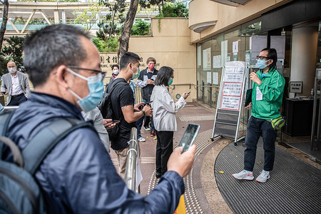A staff member of the Community Vaccination Centre talks to attendees outside the Hong Kong Central Library.Hong Kong citizens attend to the Community Vaccination Centre set in one of the galleries of the Hong Kong Central Library, at the Tai Hang district, on Thursday, March 18th.