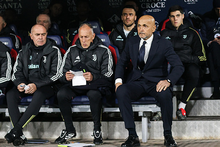 Coach Luciano Spalletti of Juventus (R) seen during warum-up before the SERIE A 2025/2026 match Bologna and Juventus at Stadio Renato DallAre. Final score; Bologna 0:1 Juventus.