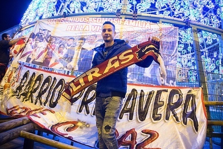 A fan seen holding a scarf of the "Ultras", the most radical fans of River Plate.
Hundreds of fans of the Argentine football team River Plate have met at the Puerta del Sol under the name of "Banderazo" to cheer their team to the final of the Copa Libertadores with Boca Junior in Madrid.