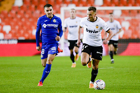 Denis Cheryshev of Valencia and Mauro Arambarri of Getafe, are see in action during the Spanish league, La Liga, football match between Valencia and Getafe at Mestalla Stadium.
(Final score; Valencia 2:2 Getafe)