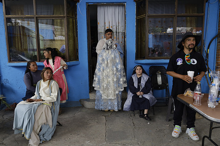 A woman dressed as Mary (c) in San Francisco Culhuacán reenacts Jesus' triumphal entry into Jerusalem on Palm Sunday, ahead of Holy Week celebrations in the capital. The residents performed a reenactment to commemorate Jesus' triumphal entry into Jerusalem, where he was received by the crowds with palms and olive branches as the Messiah, days before his crucifixion. Palm Sunday is celebrated on the Sunday before Easter.