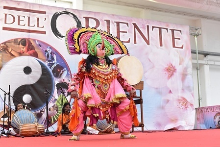A performer seen dressed as an idol seen performing during the festival.
The Festival dell' Oriente returns to Napoli for three days, at the exhibition complex "Mostra d'Oltremare". Total immersion in the oriental culture and traditions of a boundless continent with typical gastronomy, traditional ceremonies, folklorisitici shows, natural medicines, concerts, dances and martial arts take turns in the many themed areas dedicated to different countries in a continuous and compelling series of shows, meetings, seminars and exhibitions.