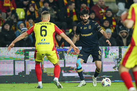 Marcel Pieczek of Korona Kielce (L) and Ali Gholizadeh of Lech Poznan seen in action during Polish League PKO BP Ekstraklasa 2025/2026 football match between Korona Kielce and Lech Poznan at Exbud (Kielce). Final score; Korona Kielce 1:2 Lech Poznan.