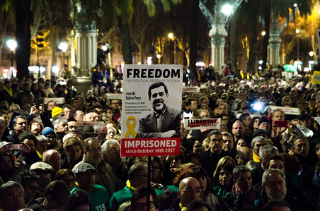 A poster calling for freedom of Jordi Sànchez during the demonstration. A few hours before the new Catalan Government starts the new legislature, sovereigntists entities call to new mobilizations to demand the freedom of political prisoners still in prison.