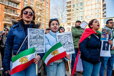 An Iranian family is shouting slogans against the Regime during the rally. A Nijmegen-based organization of Iranian women made a call to protest against the Iranian regime and express solidarity with Iranians who dare to revolt, risking their own lives. Many Iranian-Dutch residents of Nijmegen have lost friends and family in recent days. The protesters are also calling for the closing of the Iranian embassy in The Hague.