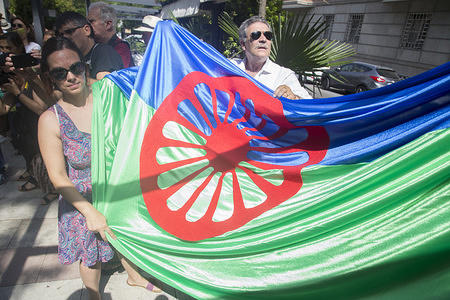 Gypsies show the gypsy flag during the protest.
The Roma people protest in front of the Italian Embassy in Madrid to ask for the resignation of Salvini for his gypsy phobia. The ambassador of Italy has met with representatives of the group and has committed to transfer his concerns and proposals.