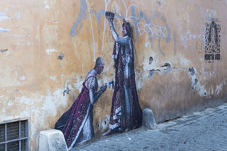 Street art depicting Mick Jagger crowning Damiano of Måneskin. “The crowning”: a new mural by street artist TVBOY appeared in an alley in Rome after Mick Jagger's declaration: “Maneskin? The biggest rock band in the world, I'm surprised they're Italians".
