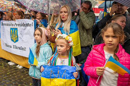 Three little girls and members of the Christian Association of Ukrainians in Italy waiting for the passage of Ukrainian President Zelensky in Piazza Barberini during his visit to Rome. Ukrainian President Volodymyr Zelensky visits Rome more than a year after the start of the conflict in Ukraine. After landing at Ciampino, he met with the Head of State, Sergio Mattarella, the Premier, Giorgia Meloni and, in the afternoon, Pope Francis.