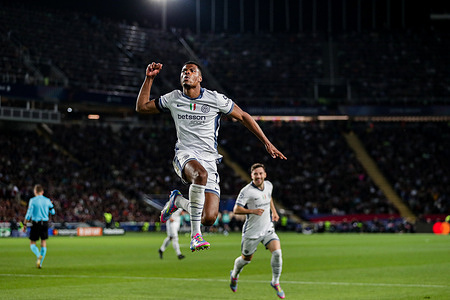 Denzel Dumfries of Inter Milan celebrates after scoring a goal during the UEFA Champions League 2024/2025 match between FC Barcelona and Inter Milan at Estadio Olimpico. Final score: FC Barcelona 3 : 3 Inter Milan.