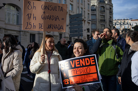 A protester carries a placard during a demonstration. Madrid doctors' union Amyts stage a protest the reform of the framework statute, which is part of a four-day strike and coincides with other demonstrations at healthcare centers in numerous Spanish cities.