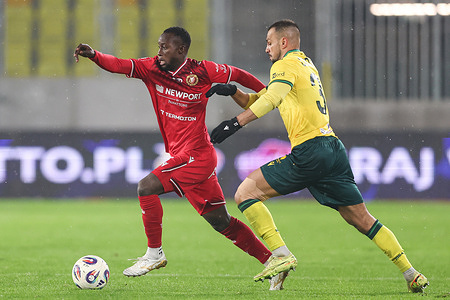 Osman Bukari of Widzew Lodz (L) and Alan Czerwinski of GKS Katowice (R) seen in action during Polish League PKO BP Ekstraklasa 2025/2026 football match between GKS Katowice and Widzew Lodz at Arena Katowice (Katowice). Final score; GKS Katowice 1:0 Widzew Lodz.