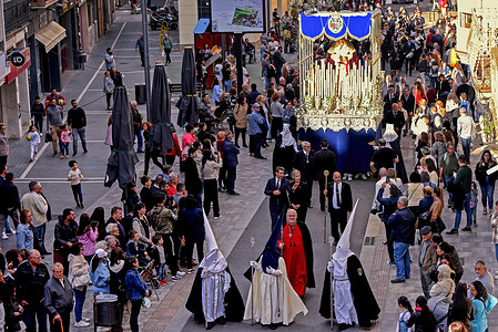 General image of the procession of Virgen del Consuelo at the Palm Sunday parade in Vendrell. The Brotherhood of "Las Penas de El Vendrell" performs the parade with the "Virgen del Consuelo" and "Jesus de las Penas" during the celebration of Palm Sunday in Easter Week.