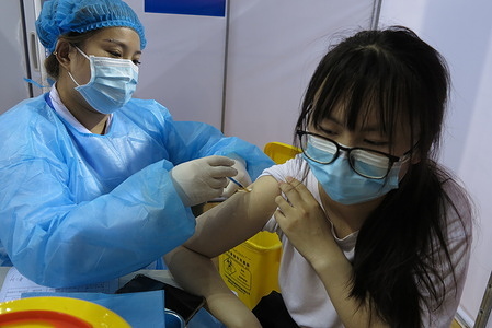 A health worker administers a dose of SARS-CoV-2 Vaccine to a woman at the sports center of Fuyang Normal University.
Recently, a number of positive cases of covid-19 have been found in Anhui and Liaoning provinces of China, which prompted many citizens take the initiative to get vaccinated.