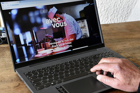 In this photo illustration, the campaign site of Emmanuel Macron is seen on a computer.
Less than three months before the first round, the presidential majority has discreetly launched its campaign site "avecvous.fr". The site does not mention Emmanuel Macron, but the name of his movement "La République en Marche" appears in the legal notices and indicates a domicile at the headquarters of the presidential party.