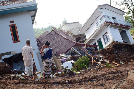 Two children look at houses destroyed by the earthquake in Cugenang sub-district, Cianjur. With a magnitude of 5.6 an earthquake killed 317 people in Cianjur, West Java. People remained in the evacuation tents as disaster relief continued to arrive for the injured people.