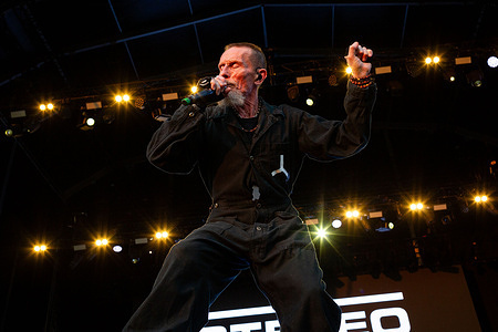 British vocalist Rob Birch, frontman of the legendary Stereo MCs, delivers a high-energy performance at Portugal’s iconic CA Vilar de Mouros Festival, marking 40 years of the group’s genre-defying journey in hip-hop and electronic music.