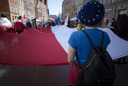 A woman wearing a hat bearing the European Union emblem holds a Polish flag during the anniversary of Poland’s accession to the European Union. 1 May is International Workers’ Day. In Poland, it also marks the anniversary of the country’s accession to the European Union. On 1 May 2004, Poland officially became a member of the European Union under the terms of the Accession Treaty signed earlier. It was one of the most significant moments in the country’s modern history, opening up new opportunities for development, community and Poland’s presence in a united Europe. In Gdańsk, to mark the occasion, a march took place through the city’s streets, during which participants carried the flags of Poland and the European Union.