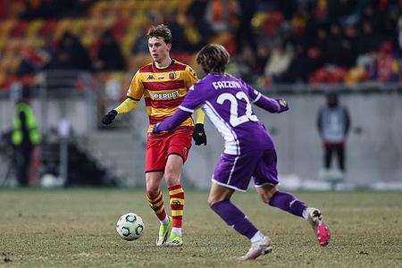 Dawid Drachal of Jagiellonia Bialystok (L) and Jacopo Fazzini of Fiorentina (R) seen in action during the UEFA Conference League 2025/2026 match between Jagiellonia Bialystok and Fiorentina at Stadion Chorten Arena (Bialystok). Final score Jagiellonia Bialystok 0 : 3 Fiorentina.